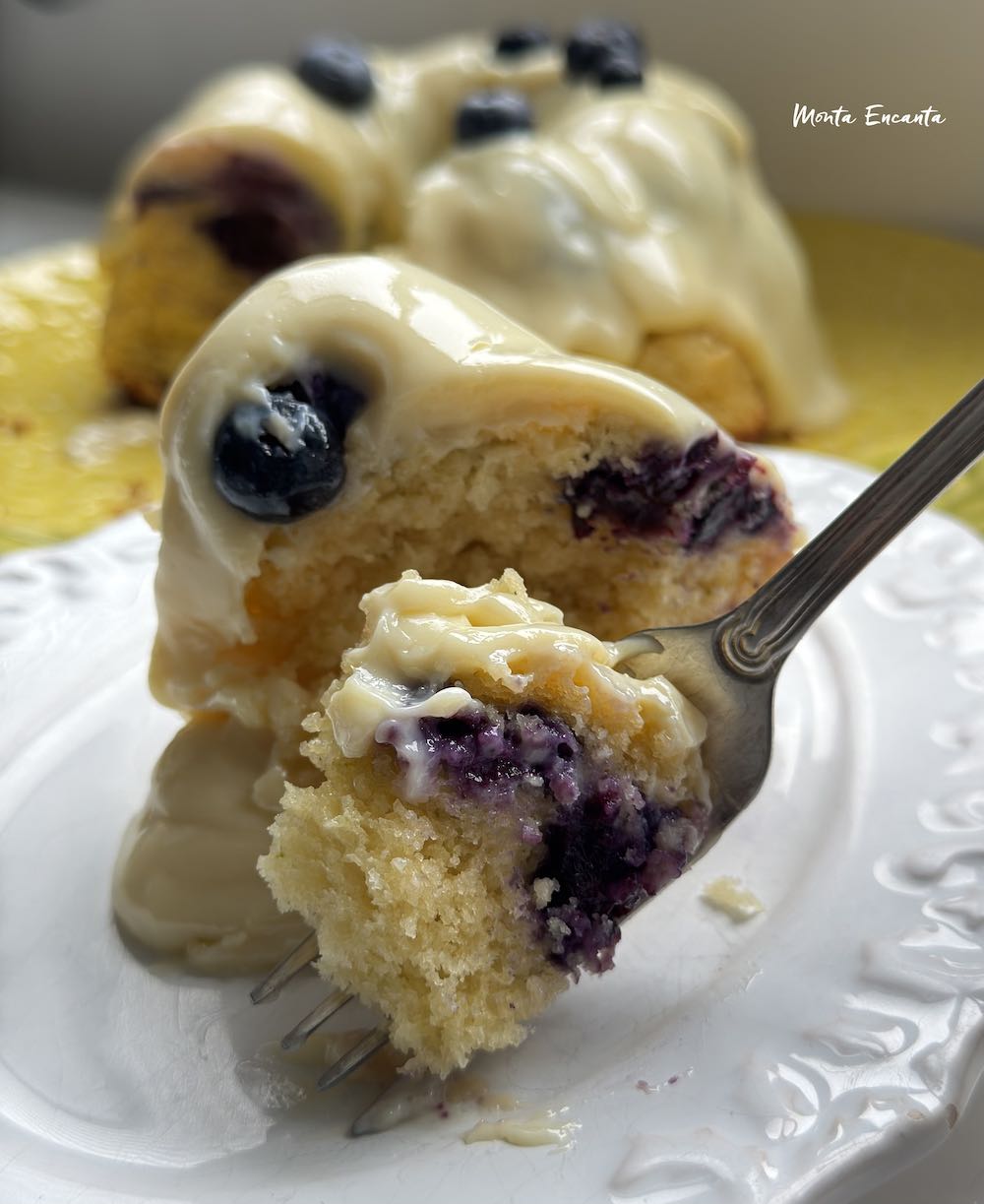 bolo de limão com iogurte e mirtilos