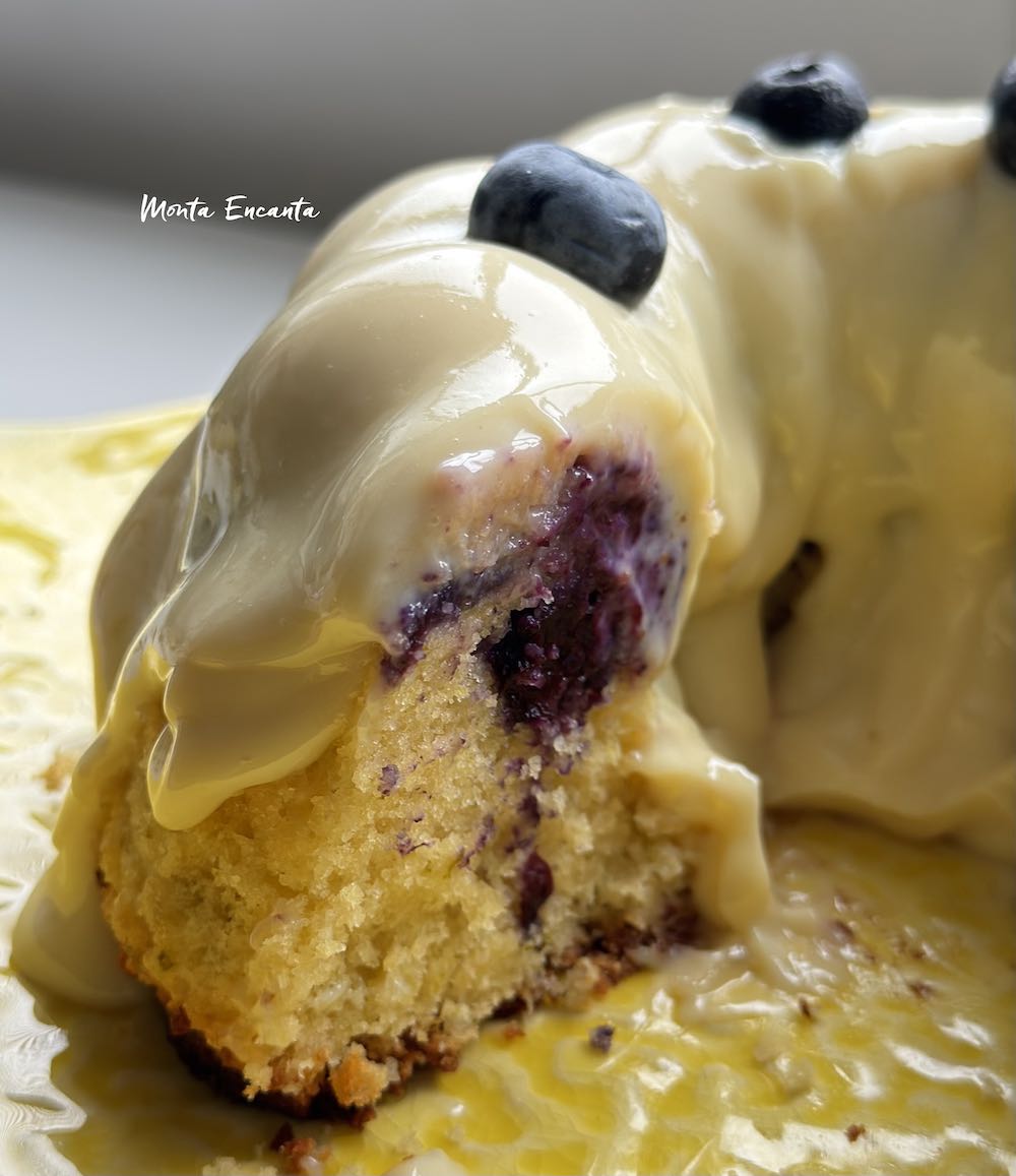 bolo de limão com iogurte e mirtilos